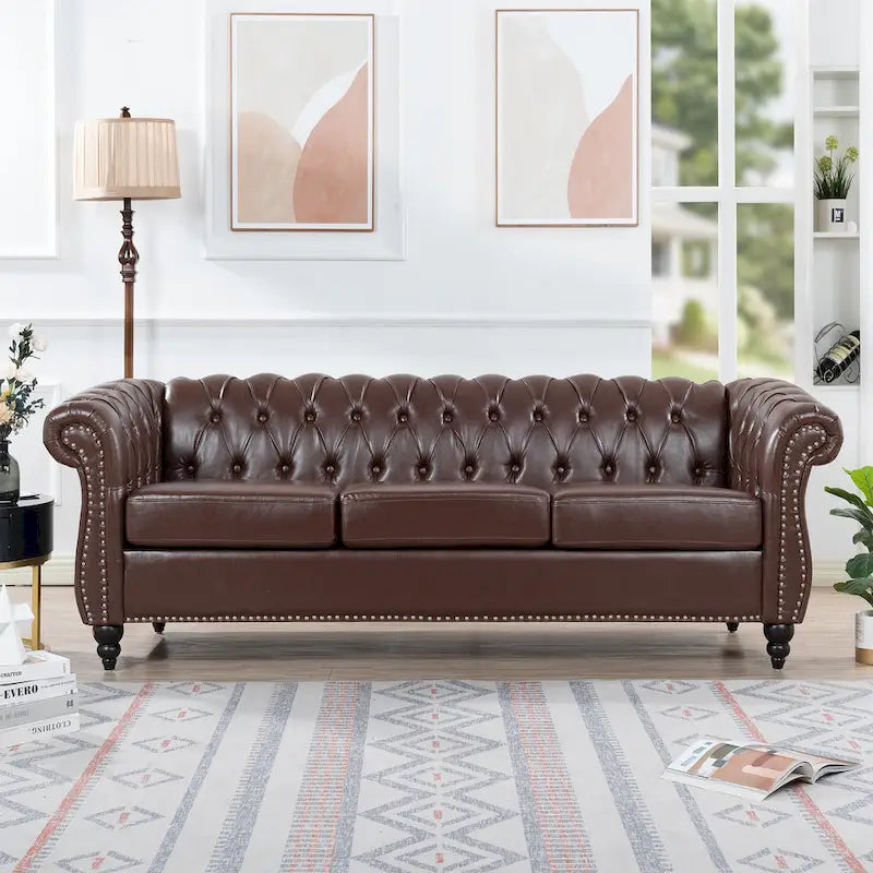 Kunstleder Chesterfield Dreisitzer-Sofa mit gerollten Armlehnen