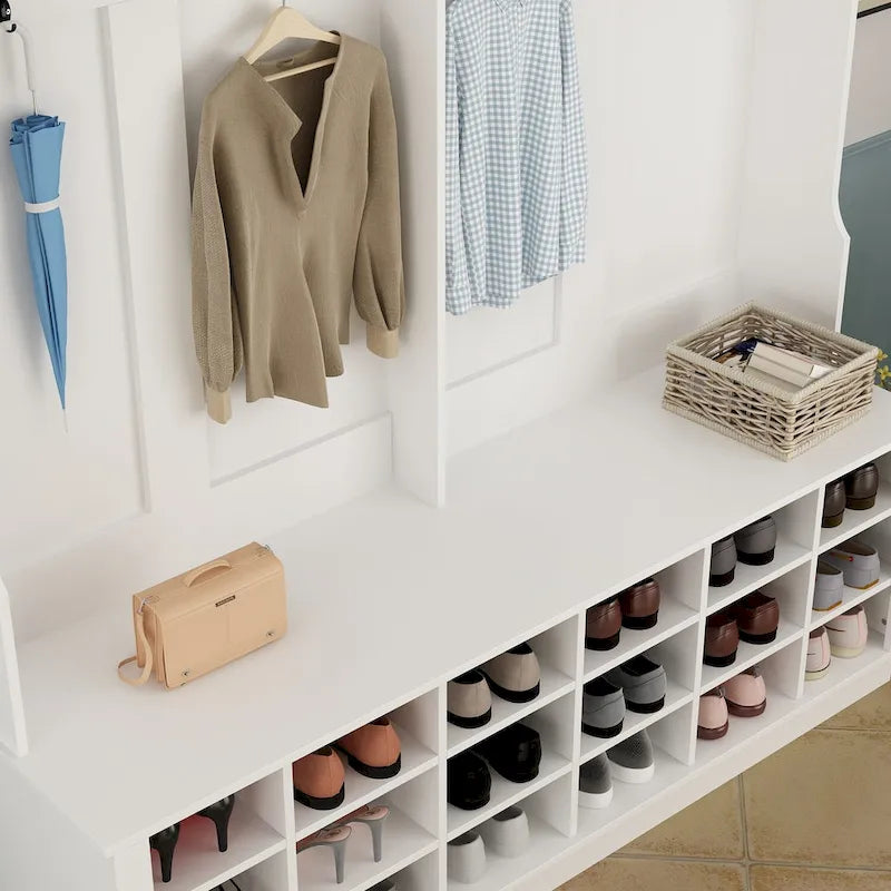 Großer Dielenbaum für den Eingangsbereich mit Garderobe, Schuhbank und Stauraum unten