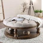 Rustikaler runder Couchtisch mit Stoffbezug, Knopfheftung und einer Ablage, 48 Zoll