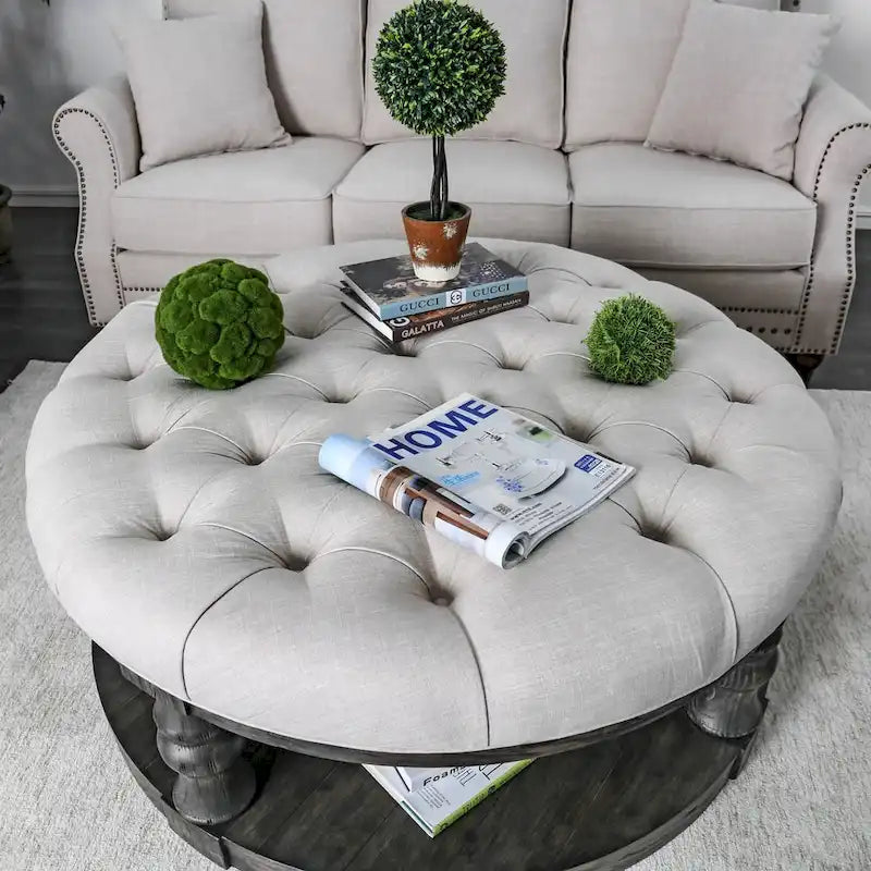 Rustikaler runder Couchtisch mit Stoffbezug, Knopfheftung und einer Ablage, 48 Zoll
