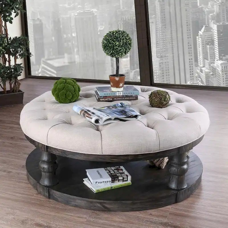 Rustikaler runder Couchtisch mit Stoffbezug, Knopfheftung und einer Ablage, 48 Zoll
